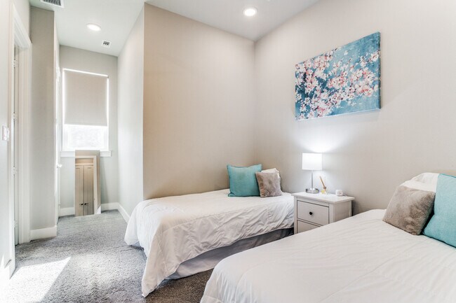 Guest Room - 5914 Lindell Ave