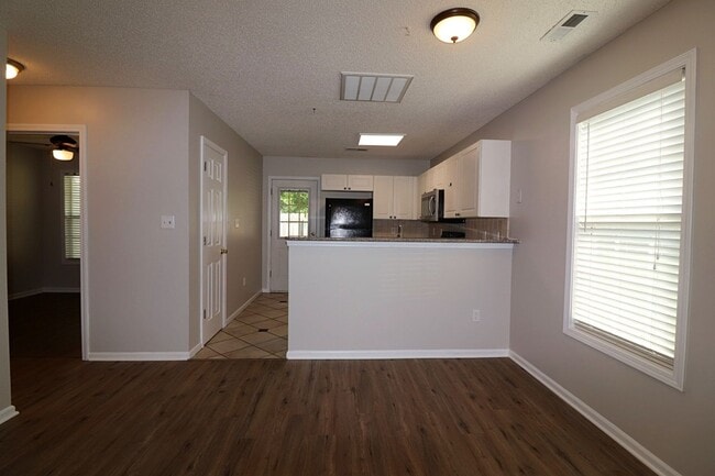 Building Photo - Light and Bright End unit 3 bdrm 2 bath to...