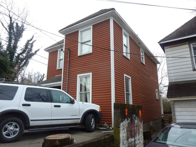 Building Photo - 4BR Red House on 17th St