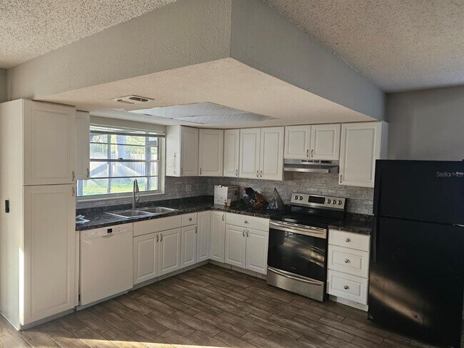 Building Photo - 14013 Briardale Ln