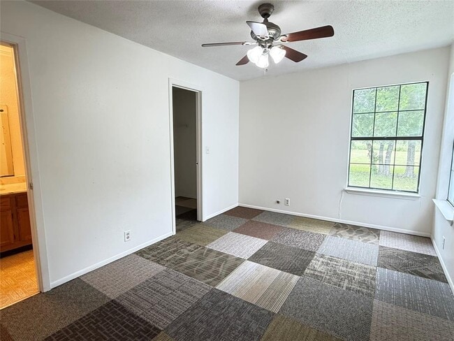 Building Photo - 103 E Moerbe St