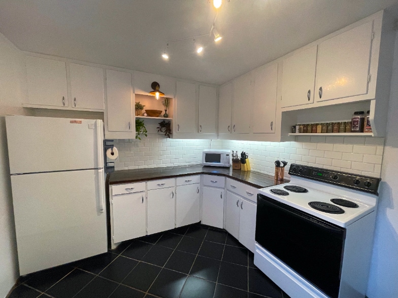 Building Photo - 711 W 5th St