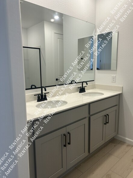 Building Photo - 5612 W Buist Ave