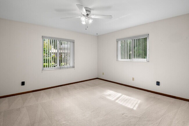 Building Photo - Home For Rent in St Petersburg!
