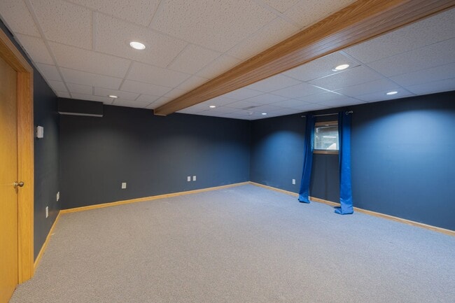 Building Photo - Large Single Family Home for Rent!