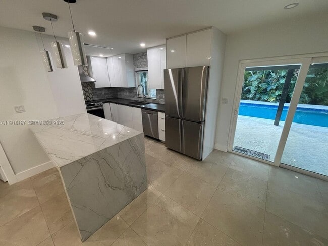 Building Photo - 2900 SW 16th St