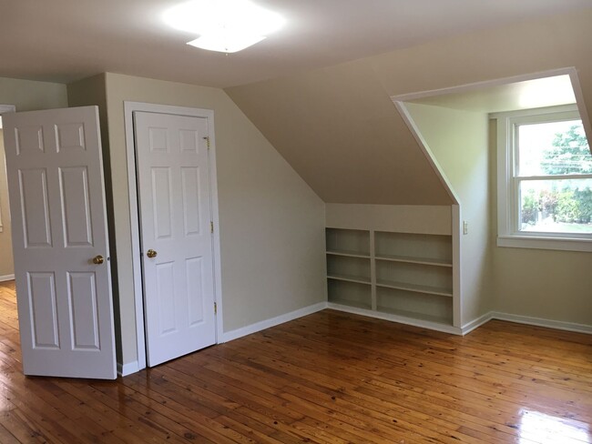 Building Photo - **4-BEDROOM HOUSE W/ GARAGE IN NORTH COLUM...