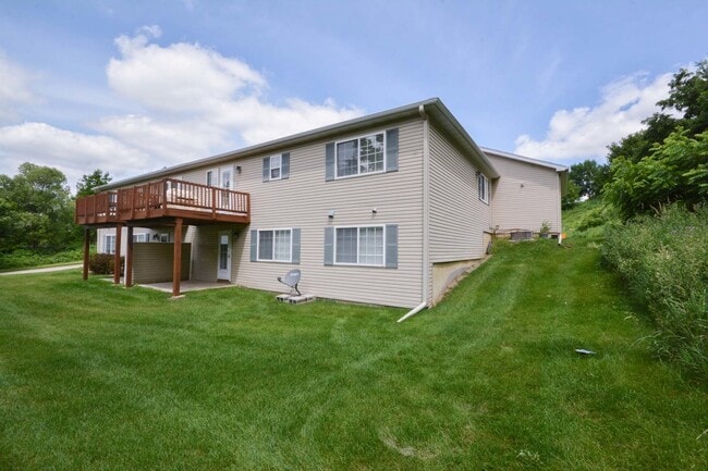 Building Photo - Private End-Unit Townhome with Walkout Basement