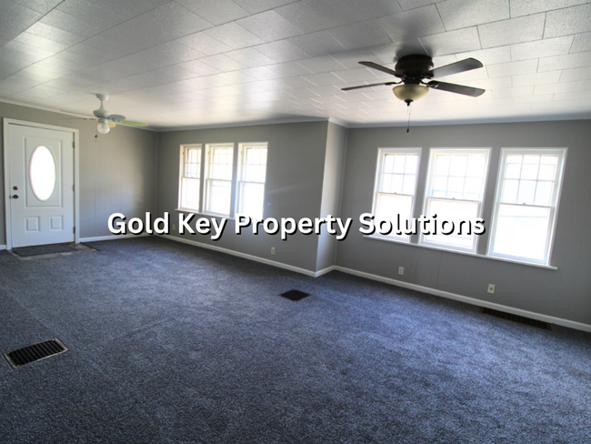 Building Photo - Beautifully Updated 2 BR 1 BA House with B...