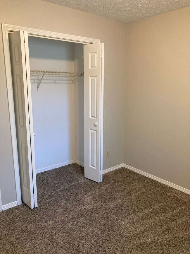 Building Photo - 3 Bedroom, 1.5 bath Home