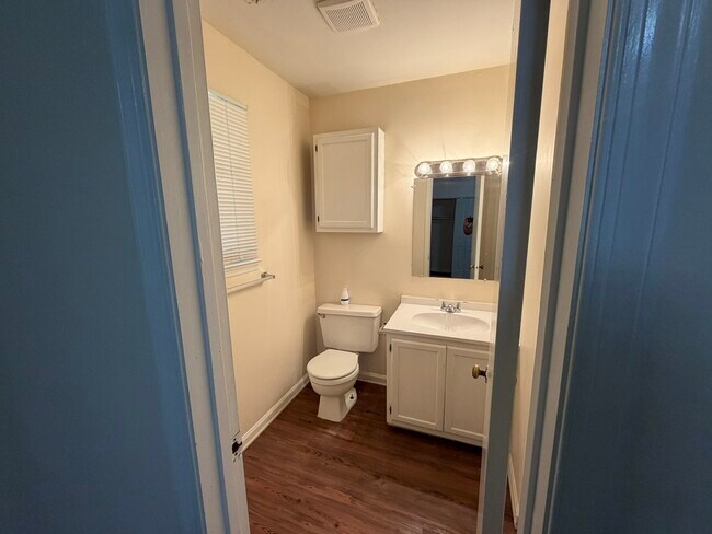 Building Photo - 4832 Hollenden Dr