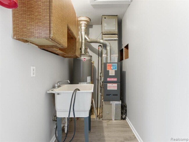 Building Photo - 108 W Kalama Ave