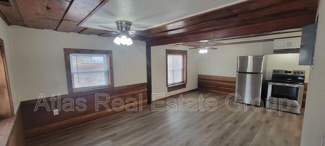 Primary Photo - 517-519 S 81 St