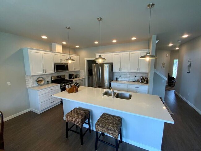 Building Photo - Centralia 4bdr brand new home 2 garage & s...