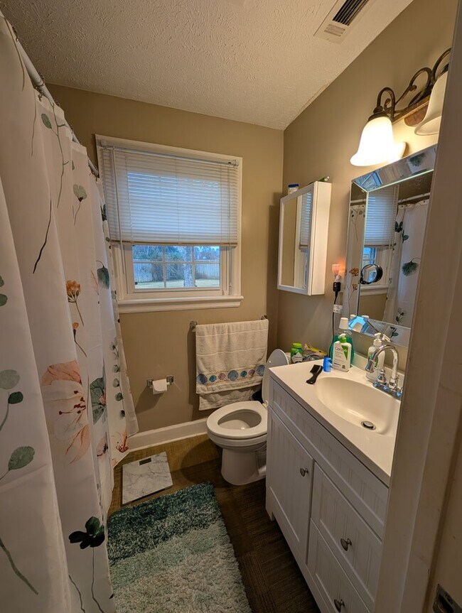 Building Photo - 104 Sharyn Ln