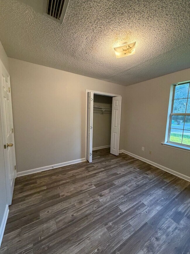Building Photo - 302 Admiral's Walk Dr