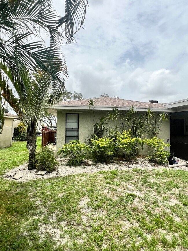 Building Photo - BEAUTIFUL 3 BEDROOM POOL HOME IN SANDPIPER...