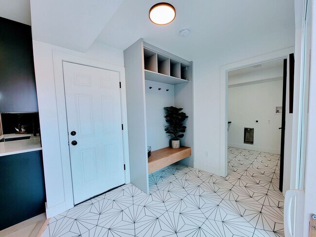 Building Photo - ABSOLUTELY UNBELIEVABLE NEW HIGH END CUSTO...
