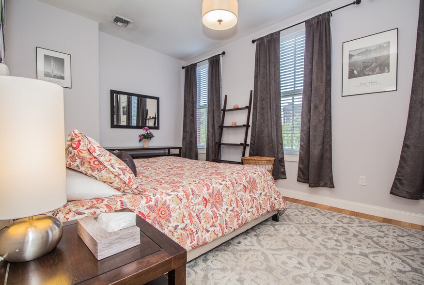 Building Photo - 8 Harvard St