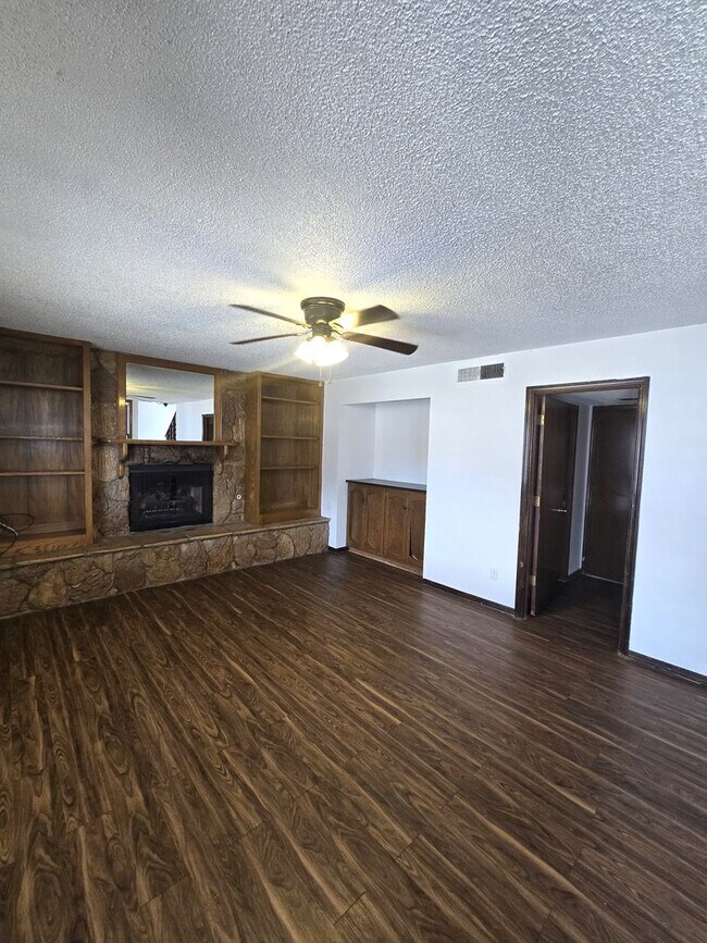 Building Photo - BEAUTIFUL EASTSIDE HOME