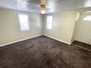 Building Photo - 3 Bedroom conveniently located near the thriving Twin Aire neighborhood