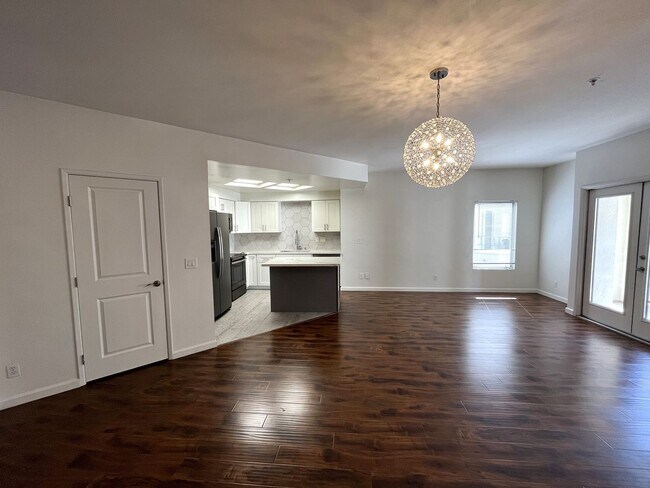 Building Photo - $500 OFF First Month's Rent! 2BR/2BA Downt...