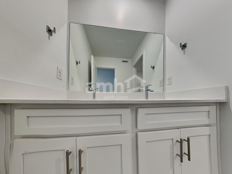 Building Photo - 9714 N Rancho Lozano