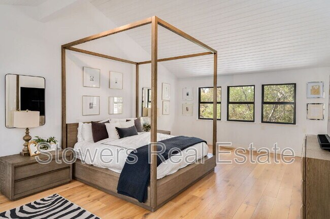Building Photo - 357 La Casa Via