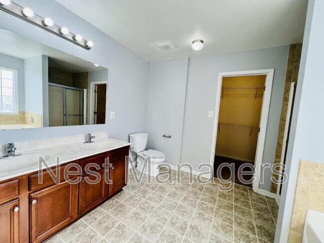 Building Photo - 641 Hogart St