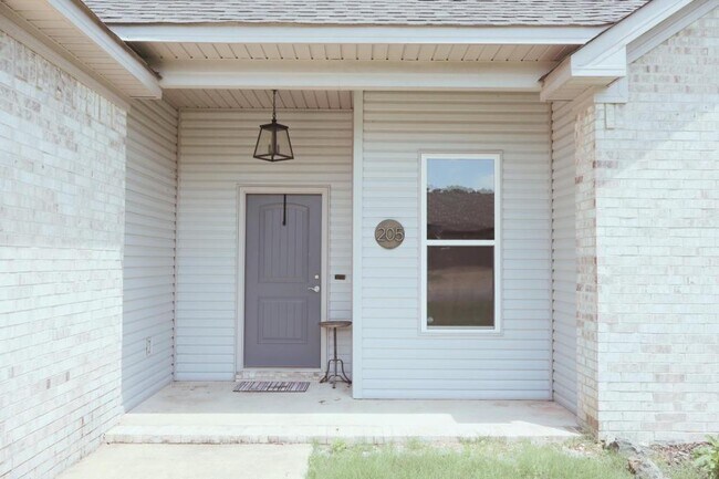 Building Photo - 205 Windcrest Cir