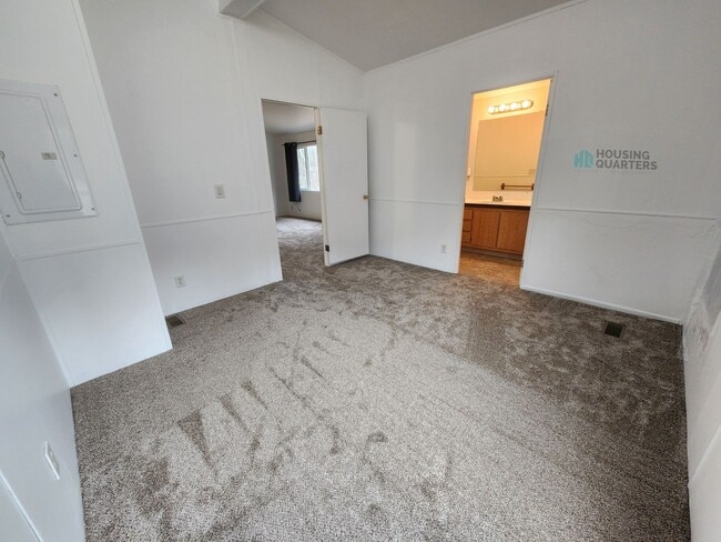 Building Photo - 15317 W Charles Rd