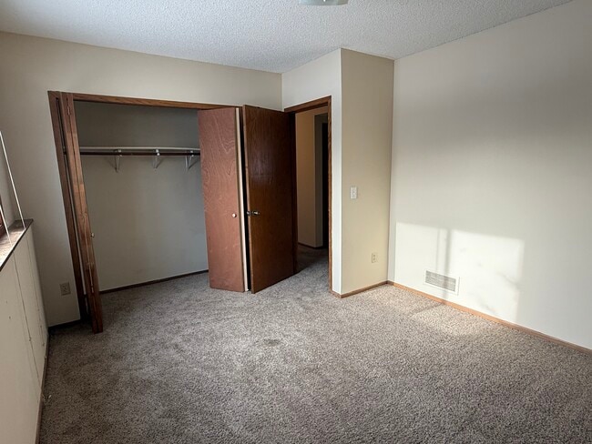 Building Photo - 2528 Birchview Ln