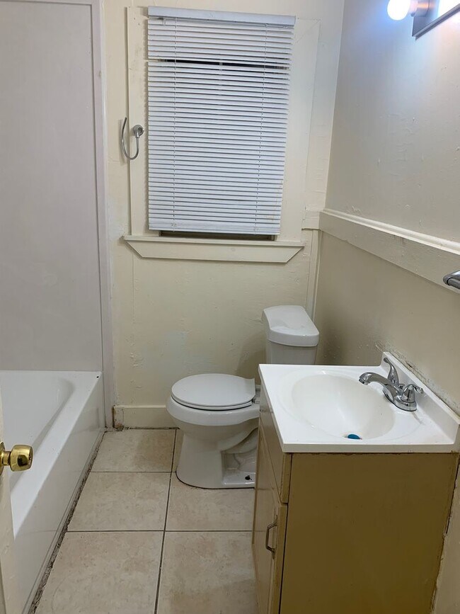 Building Photo - 2 bedroom house in Midtown accross the street from Denton Park!