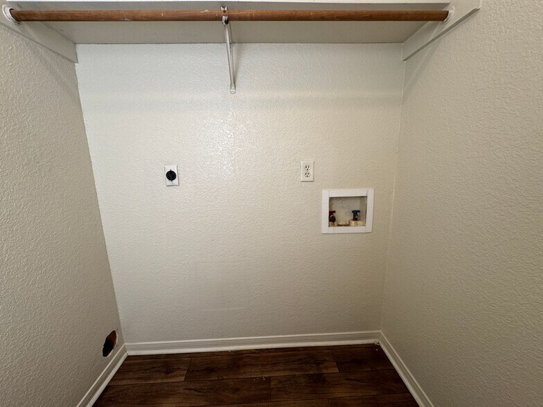 Building Photo - 3400 Cantabrian Dr