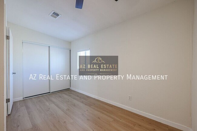 Building Photo - 2224 N 24th Pl