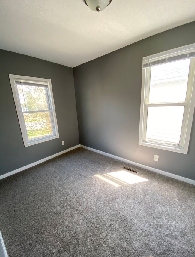 Building Photo - 2 bedroom 1 bathroom, pet friendly house.