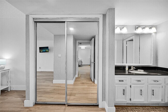 Building Photo - 3900 Galt Ocean Dr