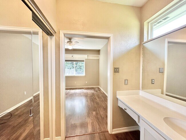 Building Photo - Tour Today! Show Stopping Home in Flint!