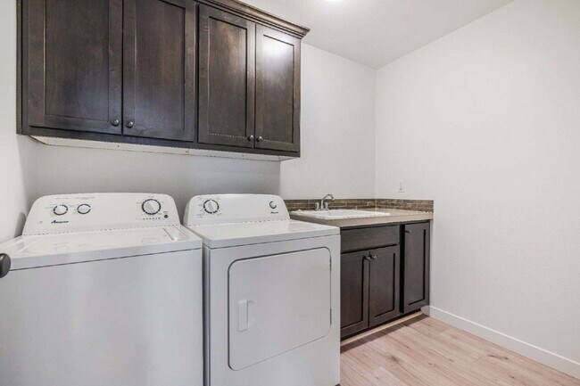 Building Photo - Beautifully Designed Home With Exceptional Space & Modern Comfort