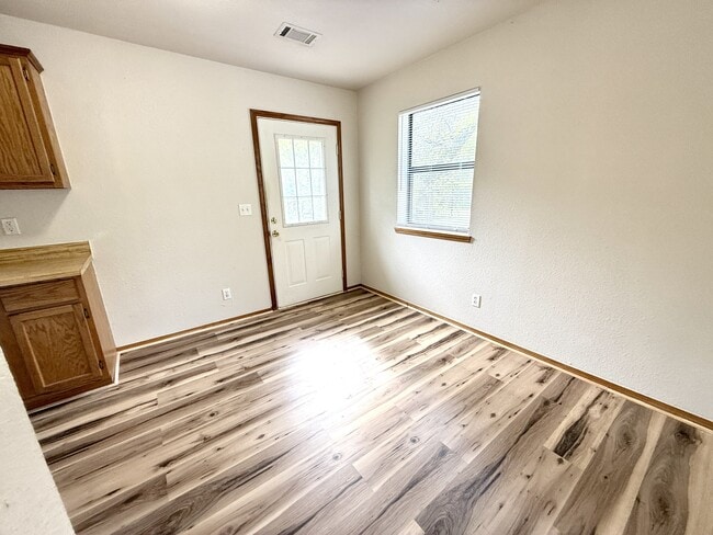 Building Photo - 818 Roff St