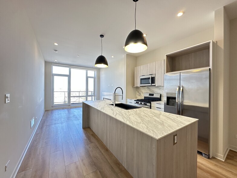 Building Photo - 6340 W Belmont Ave