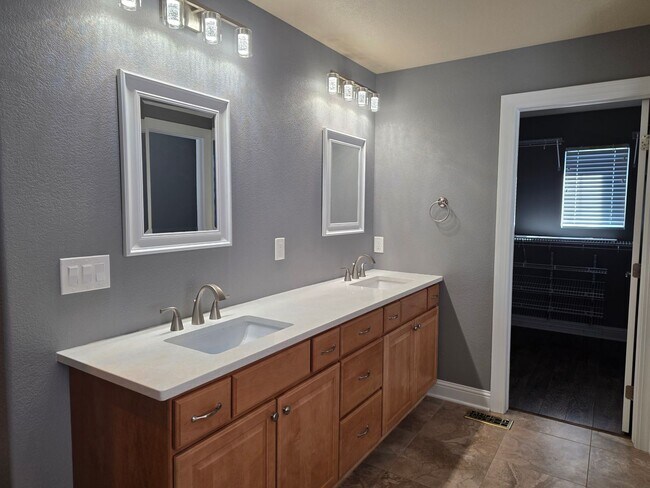 Building Photo - Beautiful and Expansive 4 Bed 3 Bath SFR by Buckley AFB