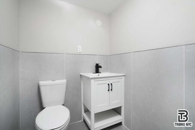 Building Photo - 3 bedroom in RIDGEWOOD NY 11385