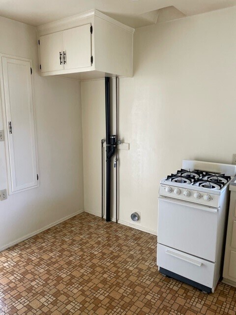 Kitchen with washer and dryer hookup - 309 Birmingham Rd