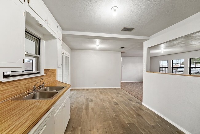 Building Photo - 1401 E 18th St