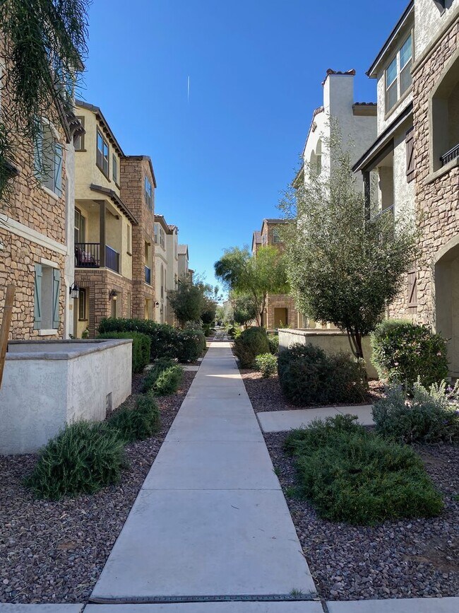 Building Photo - Resort-Style Living in Gilbert – 3 Bed Townhome Near SanTan Village