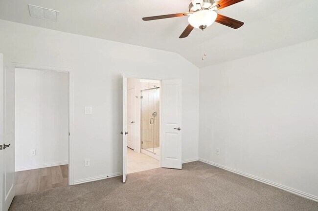 Building Photo - 704 Edgehurst Dr