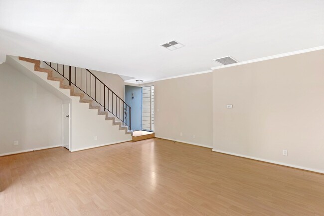 Building Photo - Excellent 1 Br 1Ba with Den in a Well Kept...