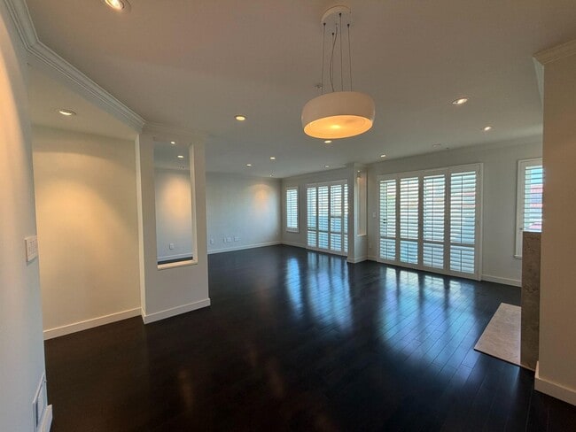 Building Photo - Luxury Pacific Heights 3BD/2.5BA with Private Rooftop Deck