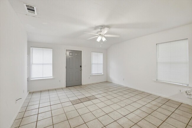 Building Photo - 519 W 6th Ave